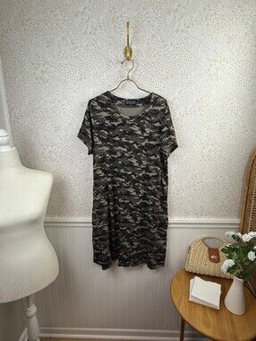 Duffield Lane Green Camo Print Short Sleeve T-Shirt Dress - Size - XL